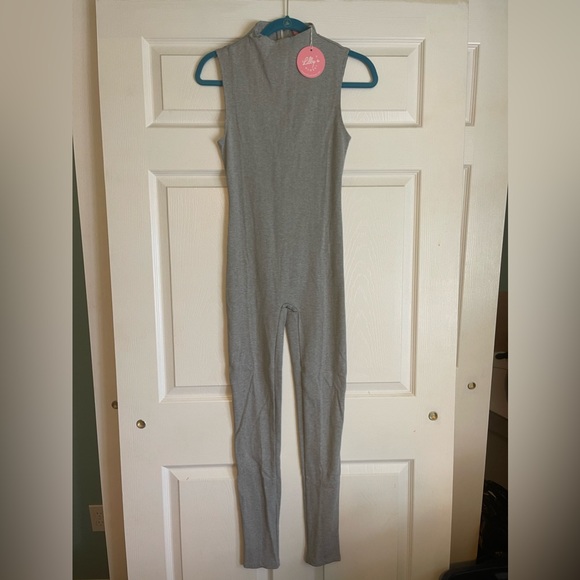 Super cute jumpsuit from Lilly‘s closet ribbed material hold you in no see-thru. - Picture 3 of 3